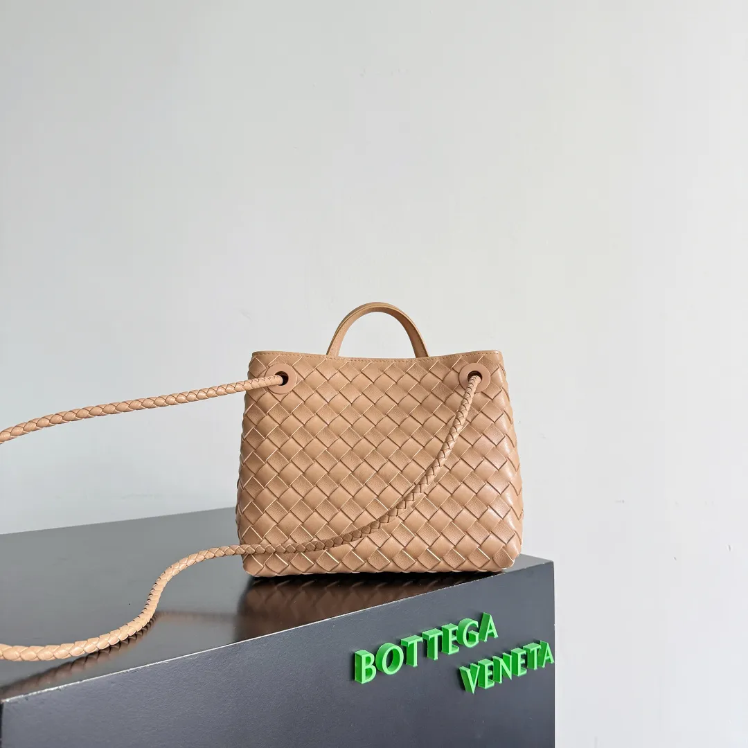The new Andiamo batch of 3060 BV is shipped‼ ️The classic intercciato weaving process is used to create a soft bag, the metal knot is made of micro-cast aluminum using jewelry technology🪢, and the decorative beads are made of metal and hand-polished oak, allowing you to jump repeatedly between elegance and fun💃, making it unpredictable. Classic and versatile, it shows off your temperament, and the bag has a large capacity, making it very convenient for daily commuting! It has a variety of carrying methods, the shoulder straps can be adjusted by yourself, the original lambskin feels soft and delicate, and the unisex style breaks gender boundaries and brings a more practical and long-lasting use experience. The Andiamo, which has both elegant and casual styles, perfectly interprets the "fashionable old money style". Style number: 743568+wood hardware Color: new light brown Size: 25*22*10.5cm